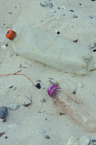 Heidkate
Plastikflaschen am Strand
Küste - Strand, Küstenlandschaft, Tourismus, Verschmutzung/Müll/Altlasten, Öffentlicher Bereich/Strand
Anke Vorlauf